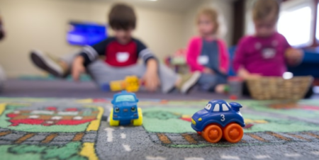 bambini che giocano con automobiline