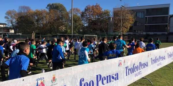 Ragazzi che corrono dietro allo striscione con il logo della manifestazione