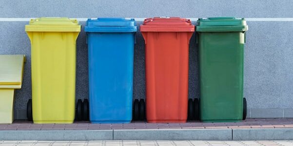 immagine decorativa bidoni rifiuti colorati