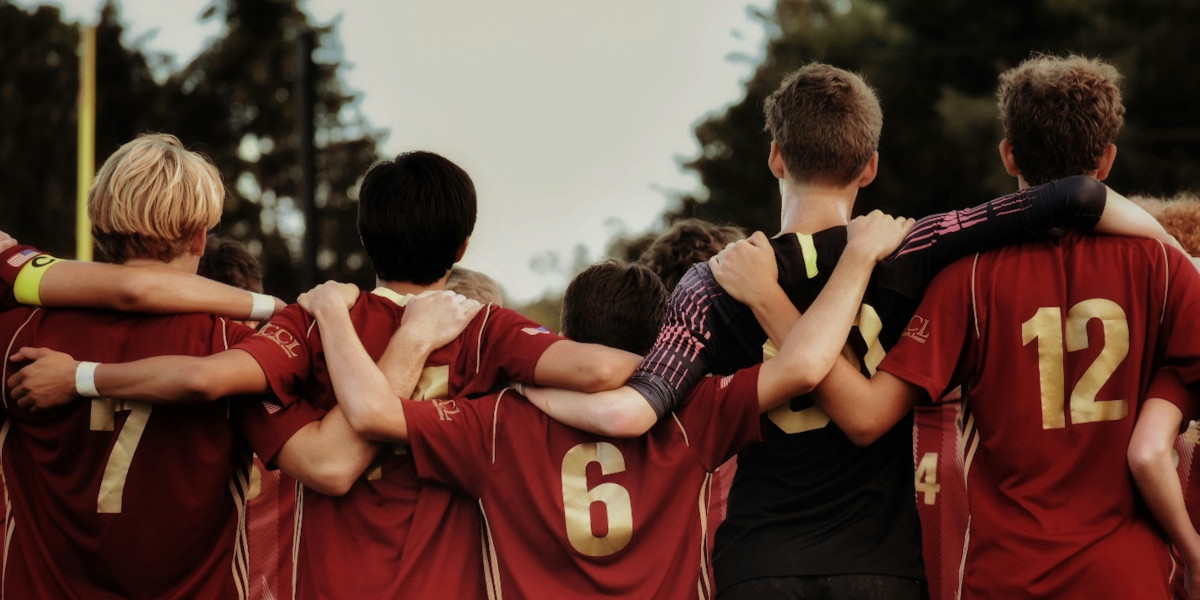 Giovani calciatori abbracciati