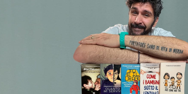 Foto dell'autore con i suoi libri